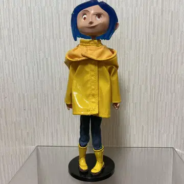 코렐라인과 버튼 마녀 코렐라인 피규어 옐로우 컬러 레인코트
