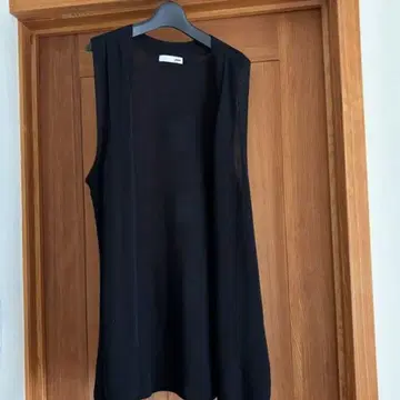 알드리치 블랙 V넥 니트 베스트