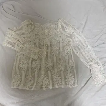아이보리 꽃무늬 레이스 상의