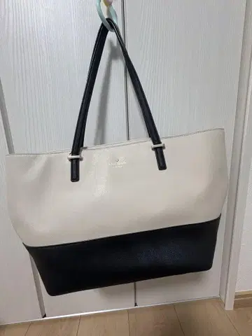 베이지와 블랙 토트백