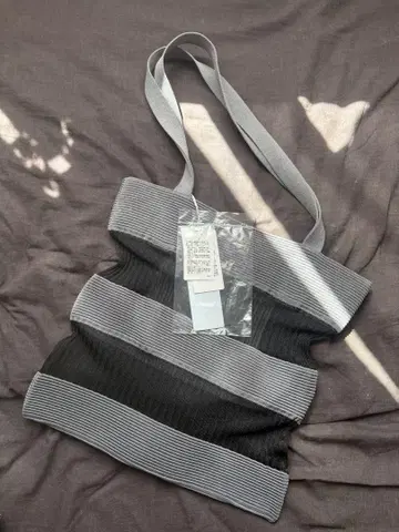 STRATA TOTE BAG