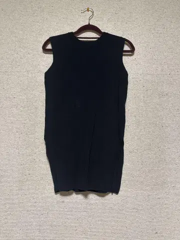 미라 오웬 블랙 슬리브리스 리브 상의