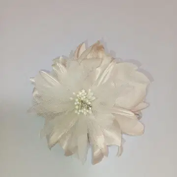 연한 핑크 베이지 꽃 모티브 브로치