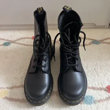 새상품급 Dr.Martens 24cm