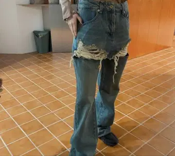 [YCH] DISTRESSED CUT-DETAIL JEAN