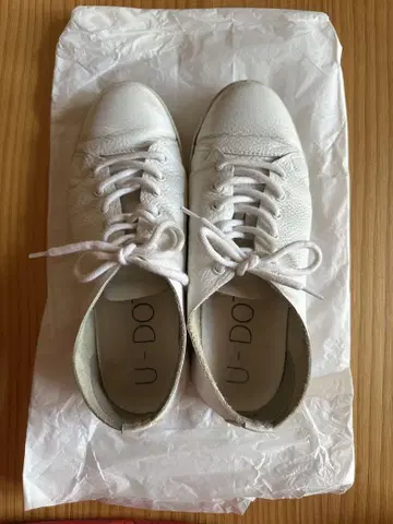 화이트 가죽 스니커즈 25cm