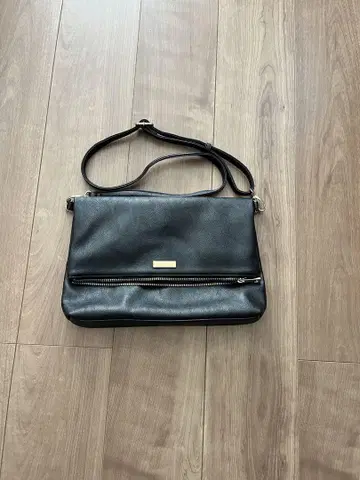 블랙 숄더백 지퍼 포함