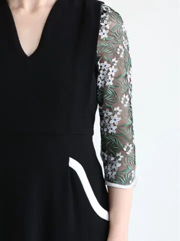 마메쿠로구치 Tulle Embroidered Sleeve Dress