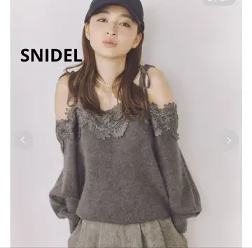 [ 완판 ] SNIDEL 레이스 트리밍 니트 풀오버 그레이 오프숄더