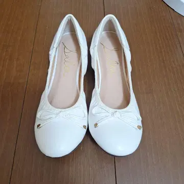 화이트 리본 포함 발레 슈즈