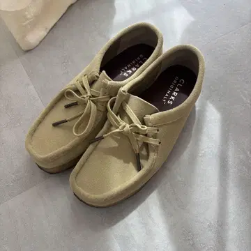 CLARKS 왈라비 베이지 모카신