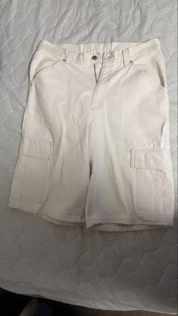 화이트 카고 숏팬츠 Lee