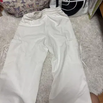 화이트 조거 팬츠 사이드 포켓 포함