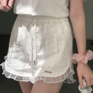 muguet frill lace short pants white