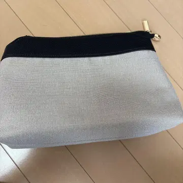 실버와 블랙 파우치