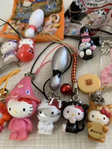 ROUND1 x 헬로키티 SANRIO 스트랩핑 지역 한정 키티 13개