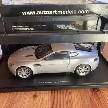 Autoart Aston Martin V8 Vantage 1:18