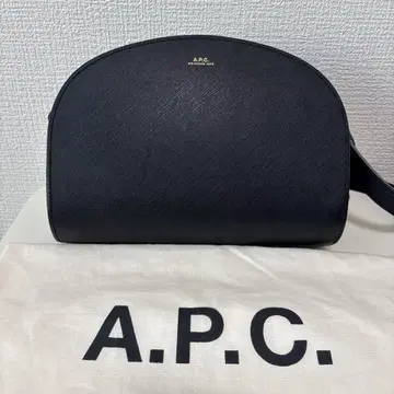 A.P.C. 하프문 숄더백 엠보싱 가죽