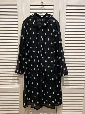 블랙과 화이트 도트 무늬 긴팔 원피스