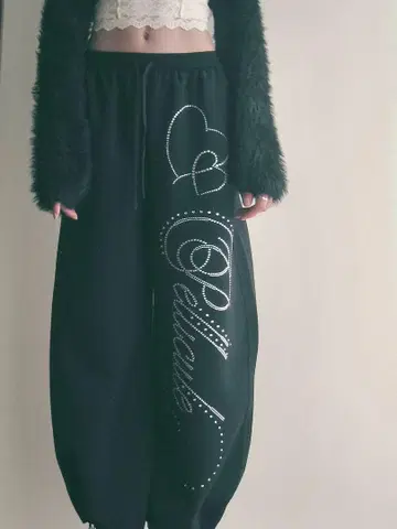 PELLICULE 페리큐어 stone-deco sweat pants