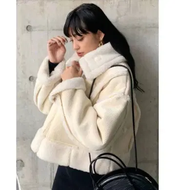EMODA 숏 페이크 무스탕 블루종