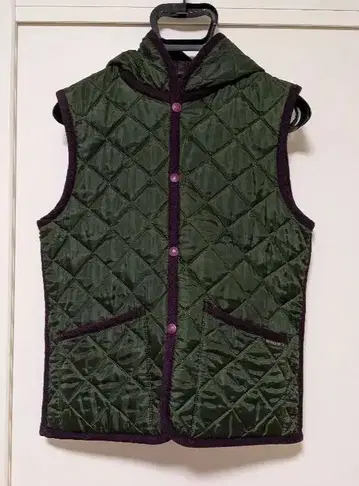 Lavenham 퀼팅 베스트 리버서블 후드 부착