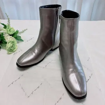 [ 새상품급 ] 실버 지퍼 달린 숏부츠 M 23.5cm