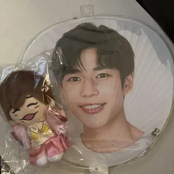 나가오 켄토 봉제 인형과 부채