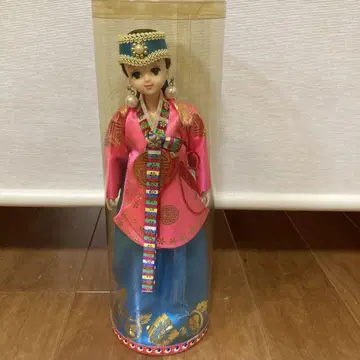 전통 의상의 인형 투명 케이스 포함