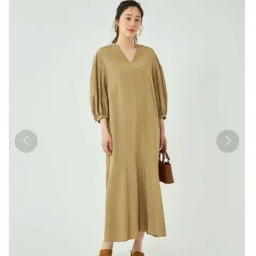 베이지 V넥 티어드 롱 원피스