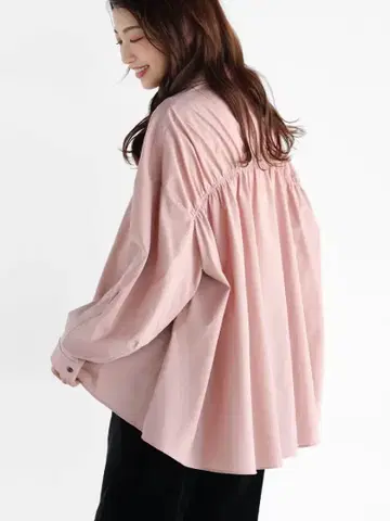 이번 시즌 핑크 셔츠 두지엠 클라세, 투모로우랜드, 쉽스, 이에나