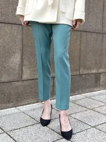새상품급 M-Premier 센터 프레스 컬러 테이퍼드 팬츠