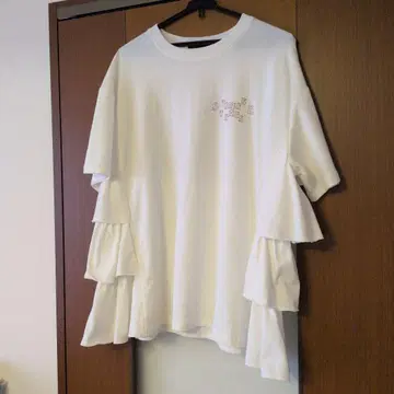 프릴 달린 화이트 T셔츠