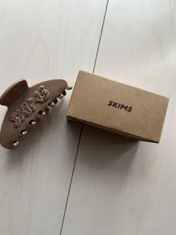 skims 헤어 클립