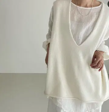 아르귀 아이보리 V넥 니트 베스트