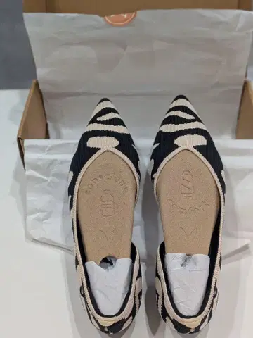 VIVAIA 스틸레토 V컷 플랫슈즈