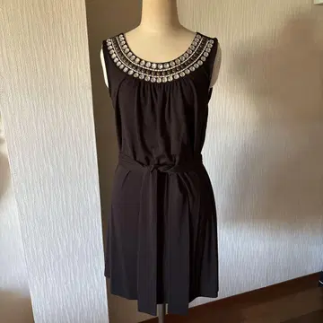 Prideglide 스터드 사양 슬리브리스 타이트 원피스