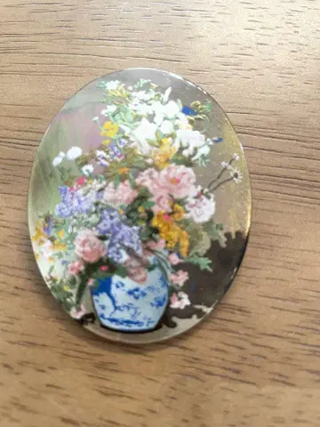 근대 회화풍 꽃병의 꽃 브로치
