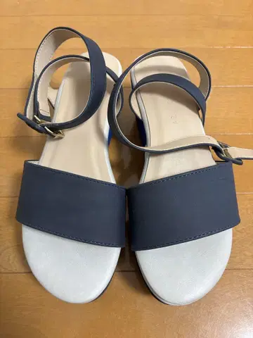 네이비 스트랩 샌들 중간 힐