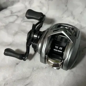 다이와 21 알파스 SVTW 800XHL 왼쪽