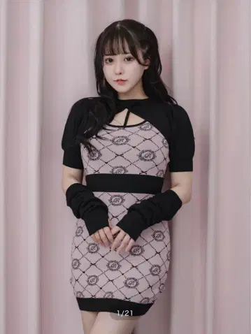 pium 모노그램 컷 아웃 니트 원피스 핑크