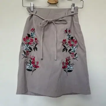 꽃무늬 자수 타이트 스커트