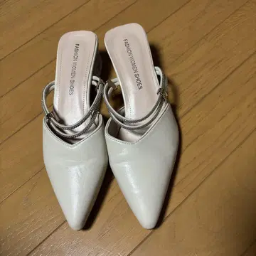 화이트 스틸레토 펌프스