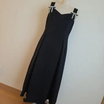 비쥬 장식 블랙 슬리브리스 드레스