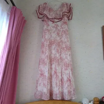 빨간색과 화이트 꽃무늬 프릴 롱 원피스
