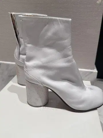 화이트 가죽 숏부츠