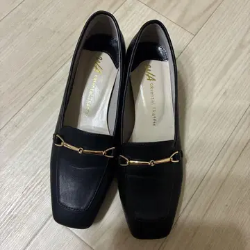 블랙 스퀘어토 펌프스 골드 체인