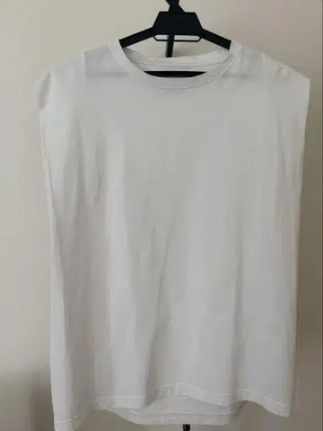 화이트 슬리브리스 T셔츠 vonique