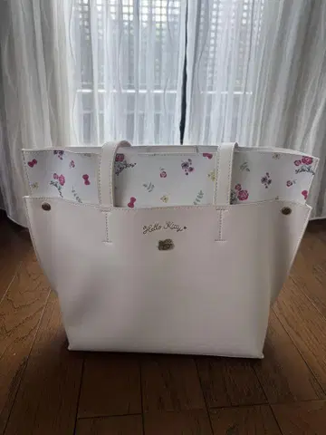 [ 새상품 ] Hello Kitty 헬로키티 토트백 화이트 꽃무늬