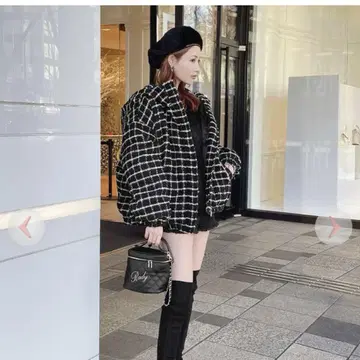 후드 부착 블랙과 화이트 트위드 자켓